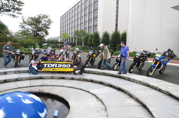 ヤマハコミュニケーションプラザ前